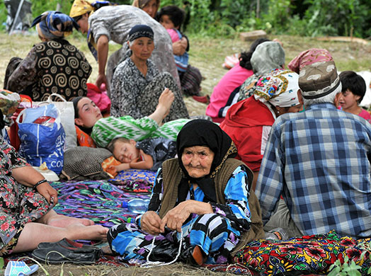 Uzbek refugees: Ethnik Uzbek women in a refugee camp outside the village of Begabad