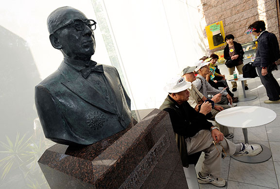 Ramen noodles: A bust of instant noodle inventor Momofuku Ando in Osaka, Japan