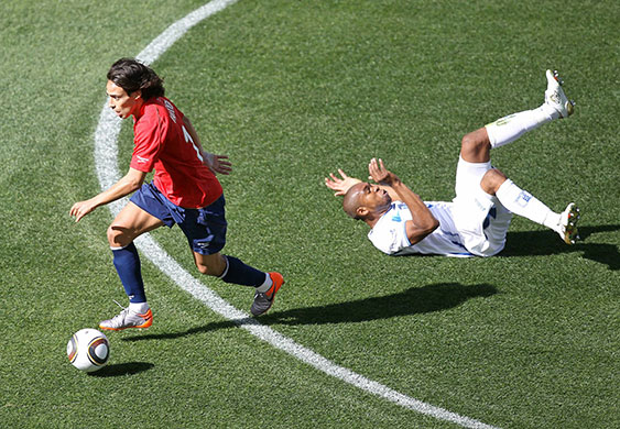 Honduras v Chile: Chile's Jorge Valdivia runs past Honduras' Wilson Palacios 