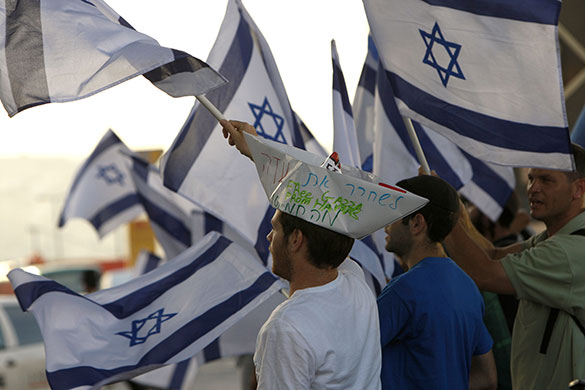 Gaza flotilla activists: Right-wing demonstrators wave Israeli flags