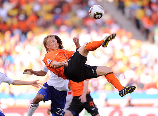 World Cup day 10: Dirk Kuyt tries an overhead kick