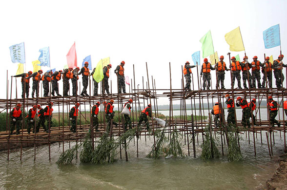 Chian flooding: A team of Chinese rescuers set up an emergency dyke in Lianyungang