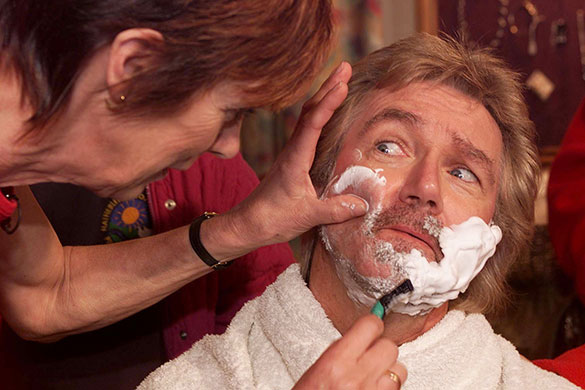 gmtv: Noel Edmonds Shaves For Farmers
