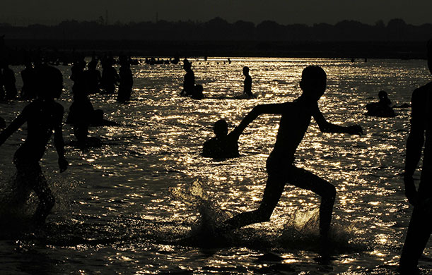 24 hours in pictures: Ganga Dussehra in Allahabad, India