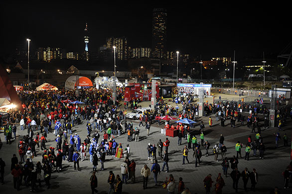 spain v hondura: Fans outside Ellis Park
