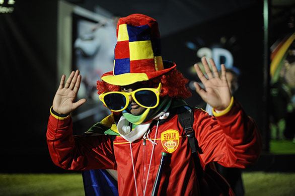 spain v hondura: Spanish fan in colourful hat