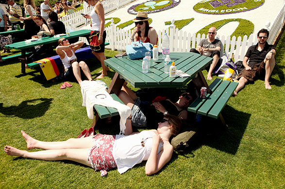 wimbledon atmosphere: Spectators sleep under a bench