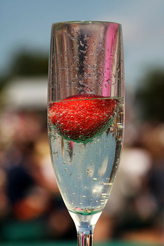 wimbledon atmosphere: Champagne