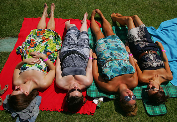 wimbledon atmosphere: Tennis fans soak up the sun