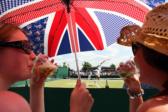 wimbledon atmosphere: Tennis fans enjoy Pimms