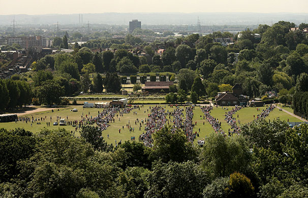 sport: Fans Gather For Day 2 Of The Wimbledon Championships