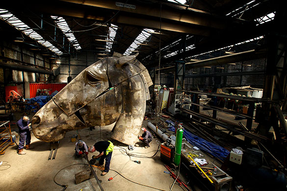 Nic Fiddian-Green : Nic Fiddian-Green putting the finishing touches to Greekhead-Artemis