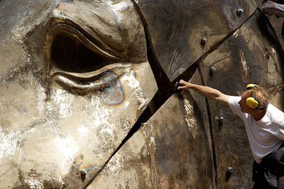 Nic Fiddian-Green : Nic Fiddian-Green putting the finishing touches to Greekhead-Artemis