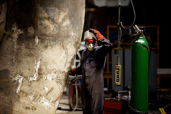 Nic Fiddian-Green : A foundry director putting the finishing touches to Greekhead-Artemis