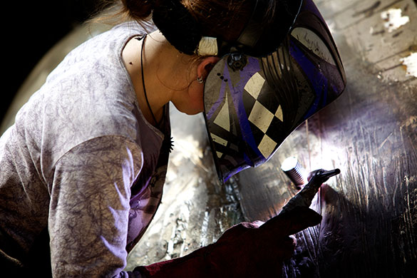 Nic Fiddian-Green : Working on the 30 foot bronze sculpture