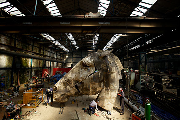 Nic Fiddian-Green : Nic Fiddian-Green putting the finishing touches to Greekhead-Artemis