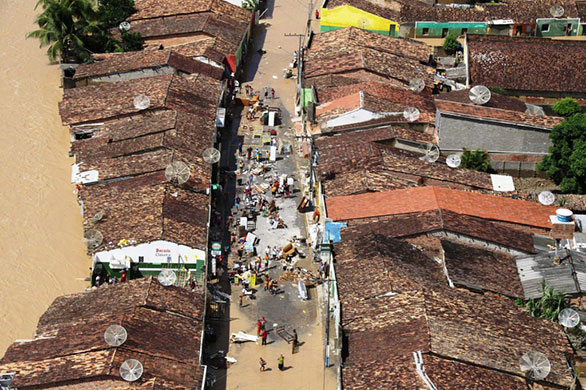 Floods in Brazil: Inhabitants recover their belongings after a river overflowed 
