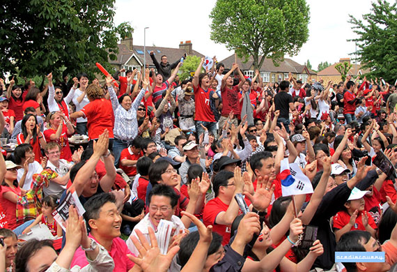 Fans network Flickr: Fans flickr: South Korean fans in New Malden, London