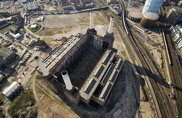 Battersea power station: 2006: Aerial view of derelict Battersea power station