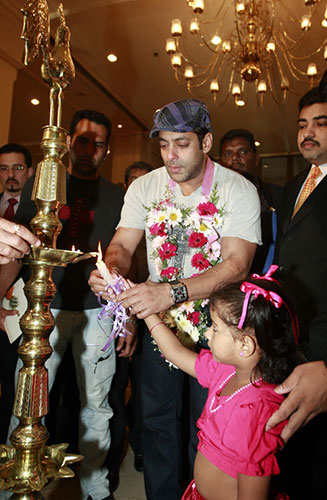 Week in film June 25: Bollywood actor Salman Khan lights an oil lamp
