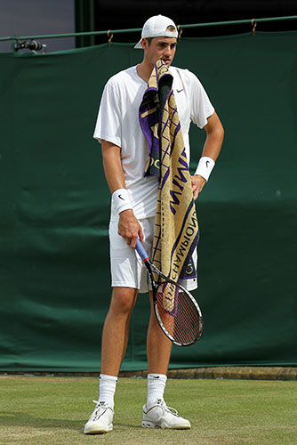 Isner v mahut: The Championships - Wimbledon 2010: Day Four