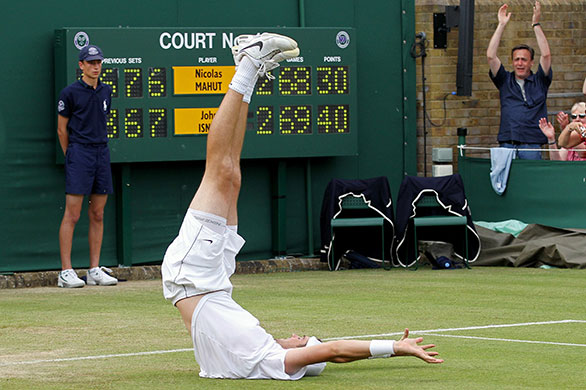 Isner v mahut: The Championships - Wimbledon 2010: Day Four