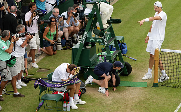 Isner v mahut: Tennis - 2010 Wimbledon Championships