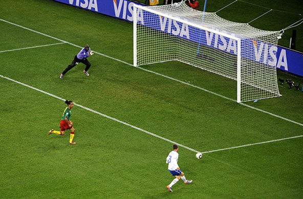 World Cup Day 14: Klaas Jan Huntelaar scores the winning goal