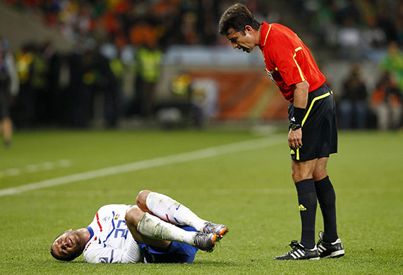 World Cup Day 14: Referee Pablo Antonio Pozo Quinteros talks to Rafael van der Vaart 