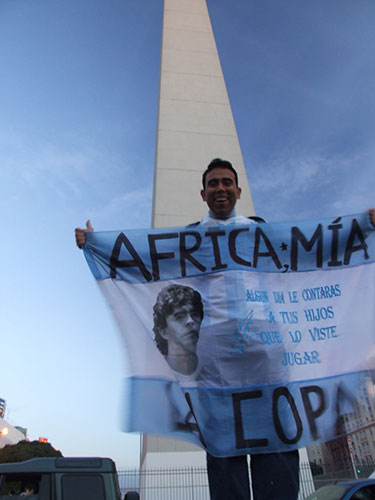 Fans' network: Argentinian fan with Maradona flag