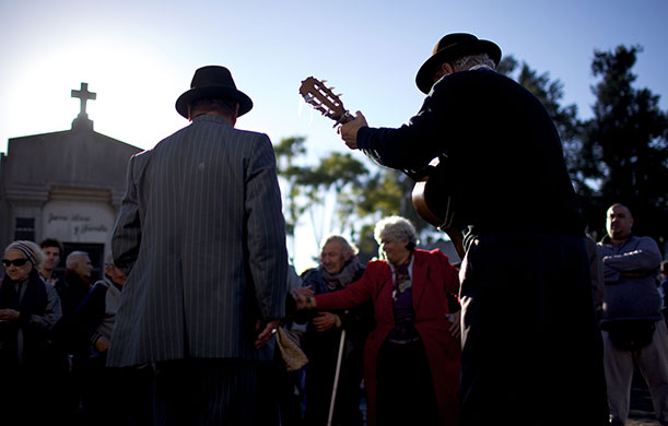24 hours in pictures: 75th the anniversary of the death of Carlos Gardel