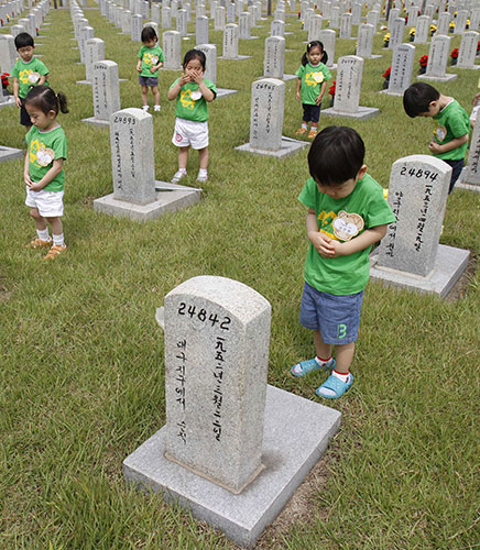 Korean War anniversary: Kindergarten children pay tribute to soldiers who died in the Korean War