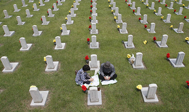 Korean War anniversary: Lee Young-sil and her husband mourn in front of the grave of her father