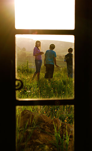 In Pictures: light: children in garden