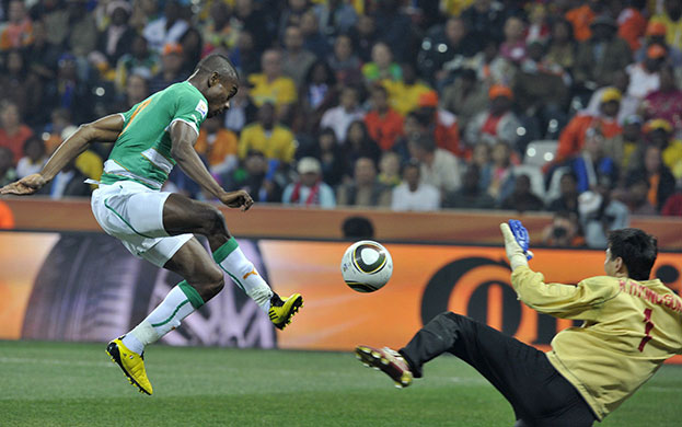 sport: Ivory Coast's striker Salomon Kalou (L)