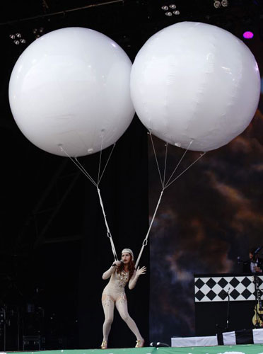 Bands of the day: Paloma Faith performs on the Pyramid stage