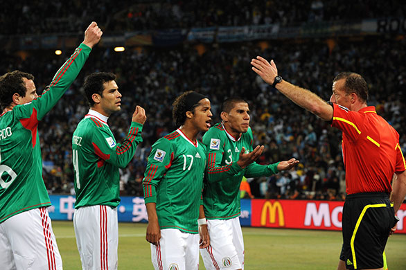 argentina v mexico: Mexican players remonstrate with the linesman