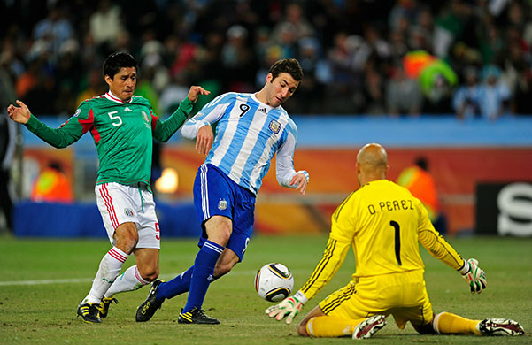 argentina v mexico: Gonzalo Higuain rounds Oscar Perez to score Argentina's second goal