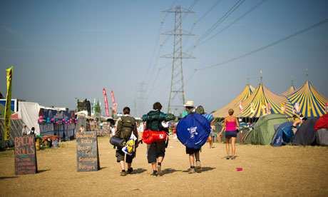 Festivalgoers-leave-Glast-006.jpg