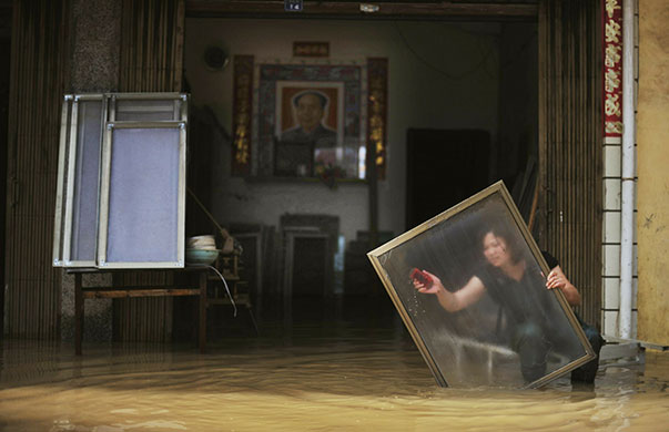 24 hours in pictures: A Chinese woman salvages her belongings in Fuzhou