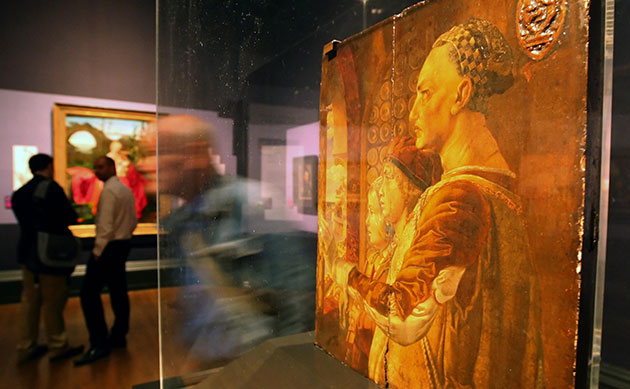 Fakes National Gallery: A visitor passes Italian Portrait Group, Early 20th Century