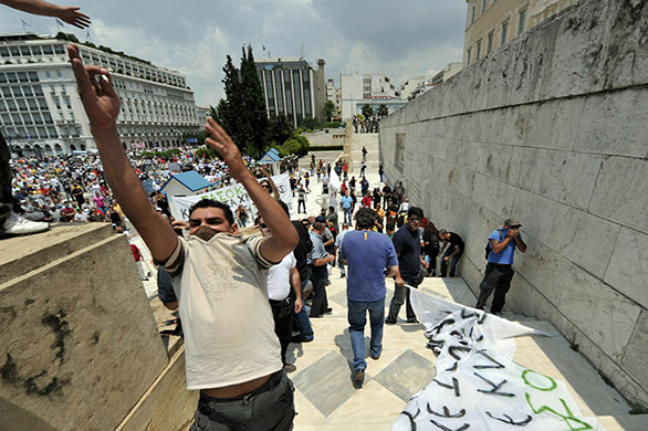 Greece protests: Protesters try to reach the parliament building in the centre of Athens