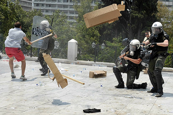 Greece protests: Protesters clash with riot police in front of the Greek parliament building