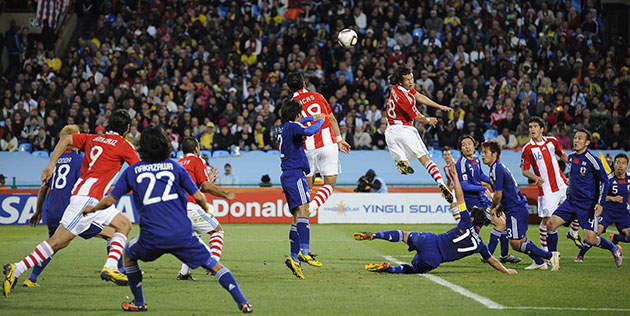 Paraguay v Japan: Paraguay attack at a corner