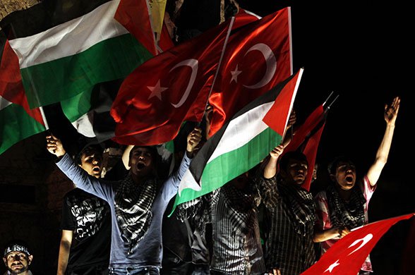 Istanbul activists return: Pro-Palestinian demonstrators wave Turkish and Palestinian