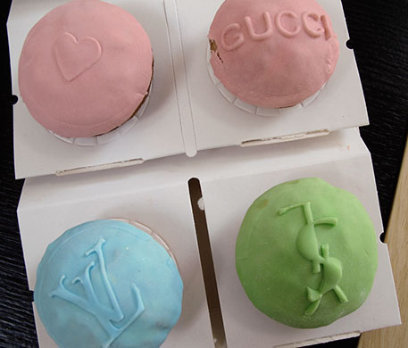 Face Hunter: russia: Branded cupcakes sold at St Petersburg Fashion Week
