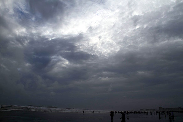 24 hours: Karachi, Pakistan: People gather on the beach 