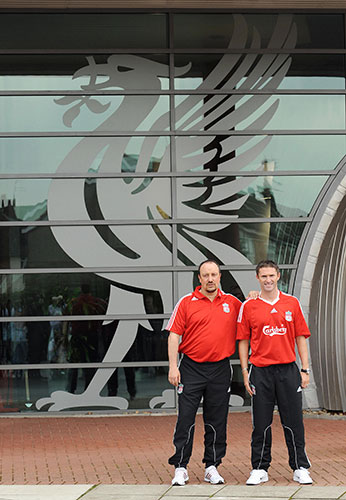 Rafael Benitez: Liverpool manager Rafael Ben tez (L) sta