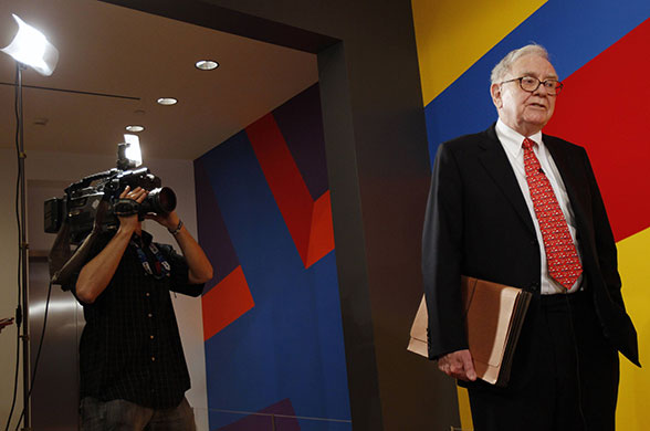 Week in Business: Warren Buffett speaks with the media before testifying in New York