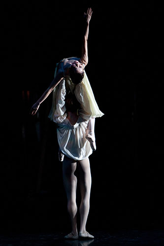 Royal Ballet in Japan: Miyako Yoshida, playing Juliet, is carried aloft by Steven McRae